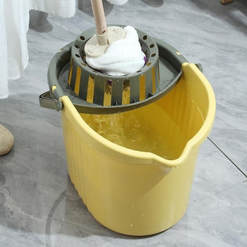 Plastmasas spainis mopam ar atdalāmu nosusināšanas grozu, bezkontakta izspiešana, pastiprināta konstrukcija, nosusināšanas līmenis 80-90%