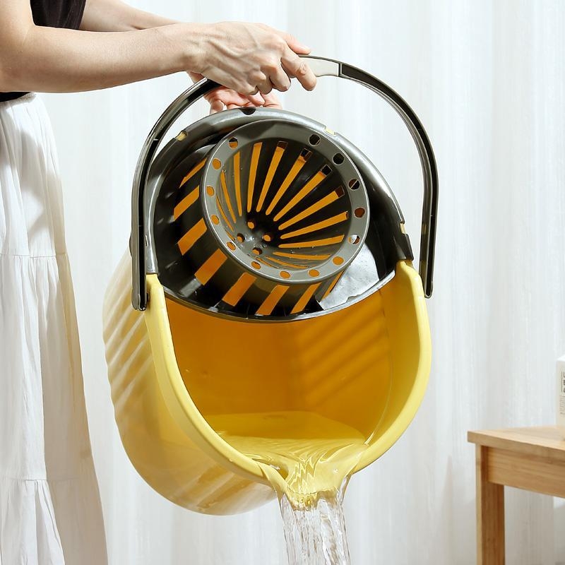 Plastmasas spainis mopam ar atdalāmu nosusināšanas grozu, bezkontakta izspiešana, pastiprināta konstrukcija, nosusināšanas līmenis 80-90%