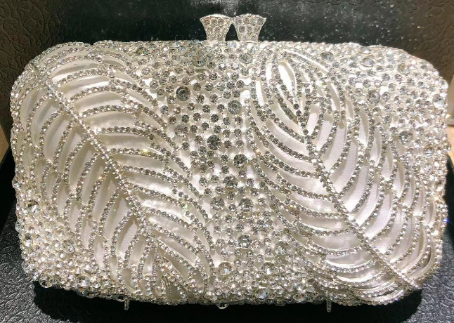 Levél alakú strasszos clutch táska | Fém anyag, vízszintes téglalap alakú forma, mágneses zár, szintetikus bőr belső, dokumentumtartó rekesz