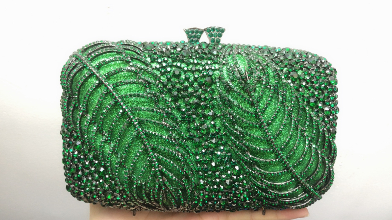 Levél alakú strasszos clutch táska | Fém anyag, vízszintes téglalap alakú forma, mágneses zár, szintetikus bőr belső, dokumentumtartó rekesz