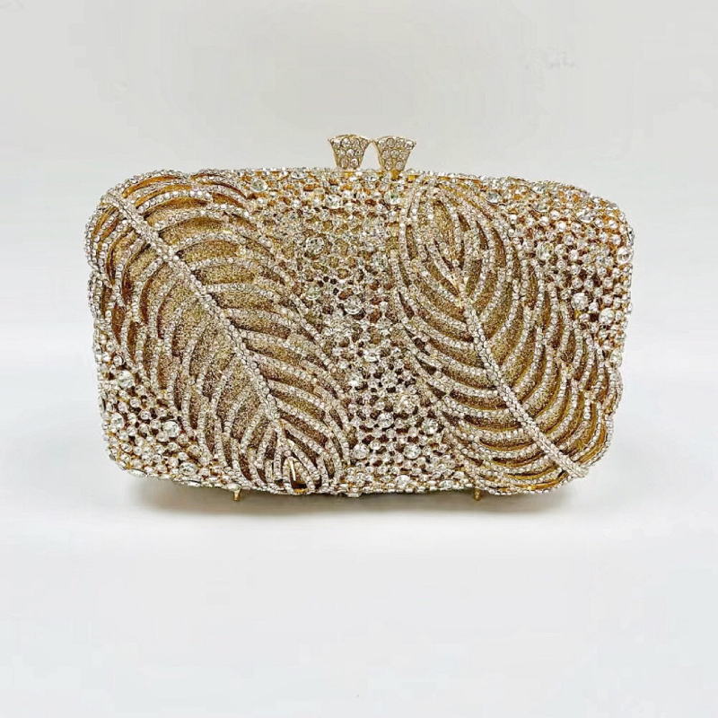 Levél alakú strasszos clutch táska | Fém anyag, vízszintes téglalap alakú forma, mágneses zár, szintetikus bőr belső, dokumentumtartó rekesz