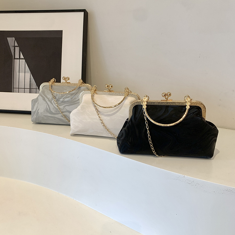 PU školjkasta torbica s klips otvorom, poliester podstava, džep za telefon, jedna naramenica, ulični stil