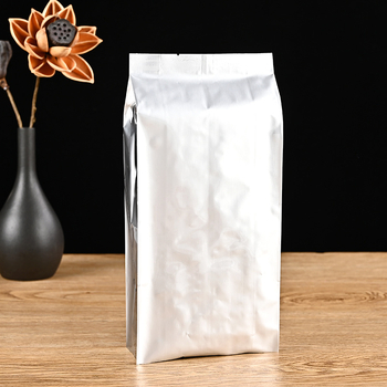 Aliuminio folijos maisto pakuotė, vidinio uždarymo, savarankiškai stovinti, skirta katėms ir šunims