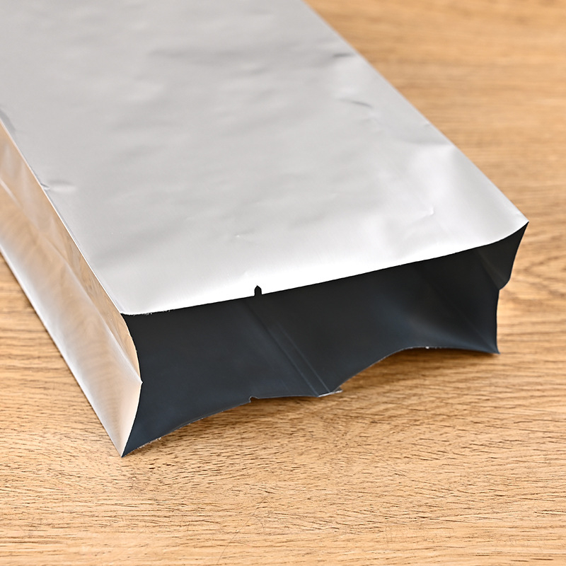 Aliuminio folijos maisto pakuotė, vidinio uždarymo, savarankiškai stovinti, skirta katėms ir šunims