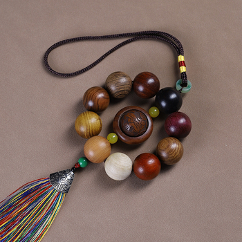 Дървена автомобилна висулка с мъниста от сандалово дърво – етно ретро стил, полирана, пролет 2023 г.