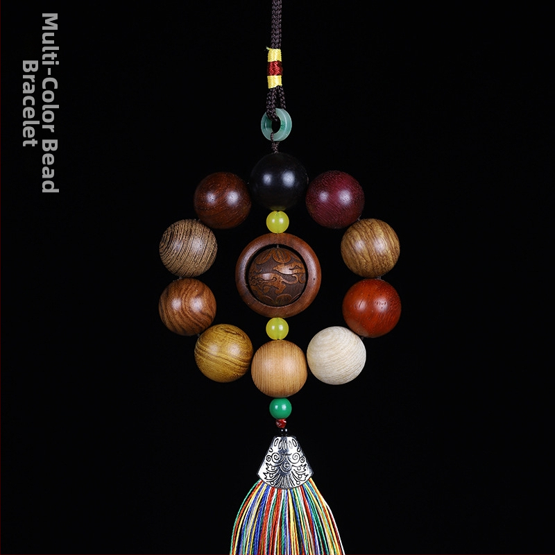 Medinis automobilio pakabukas su sandalų karoliukais – etninio stiliaus, literatūrinis retro, poliruotas, 2023 m. pavasaris.