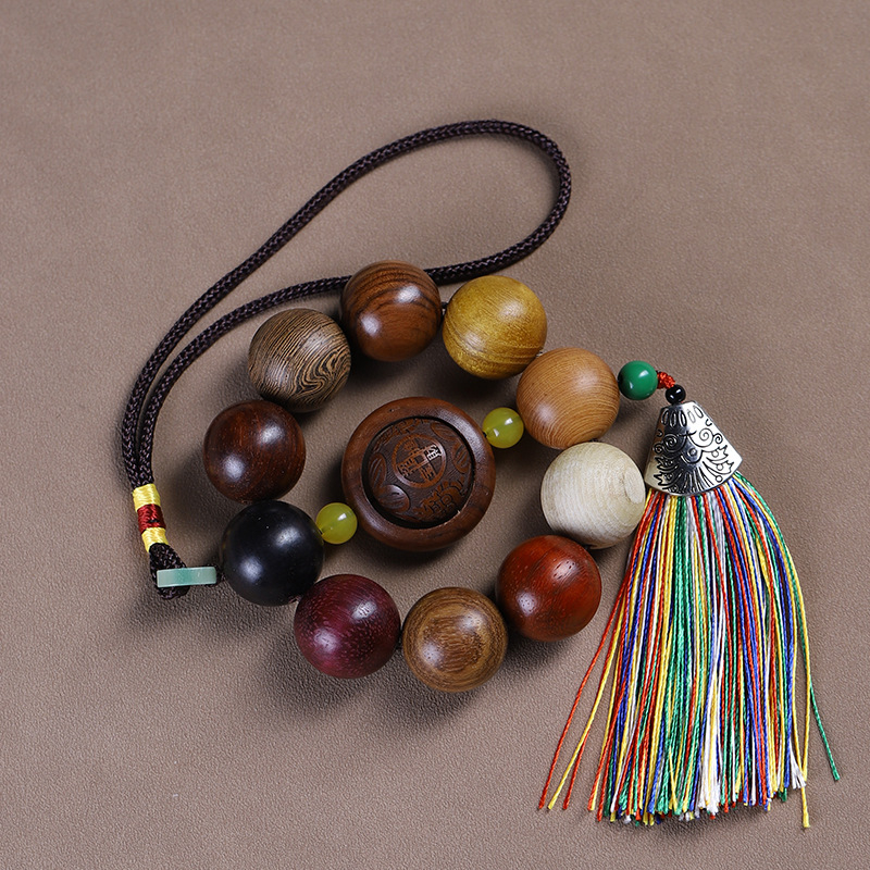 Дървена автомобилна висулка с мъниста от сандалово дърво – етно ретро стил, полирана, пролет 2023 г.