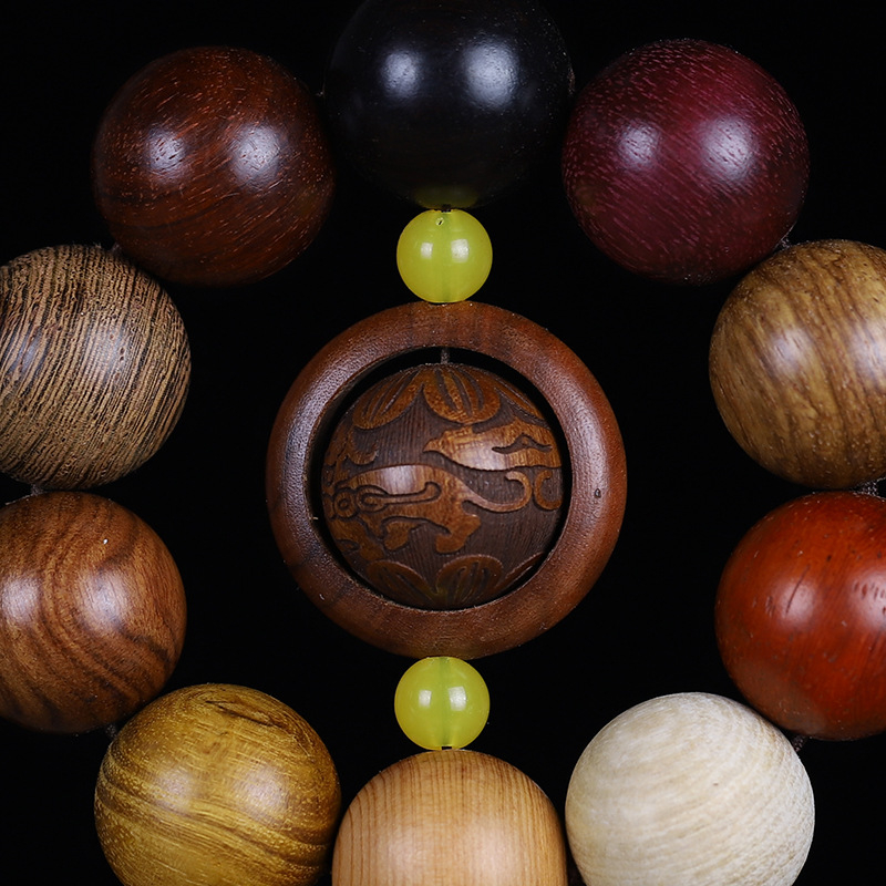 Дървена автомобилна висулка с мъниста от сандалово дърво – етно ретро стил, полирана, пролет 2023 г.