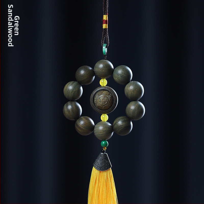 Дървена автомобилна висулка с мъниста от сандалово дърво – етно ретро стил, полирана, пролет 2023 г.