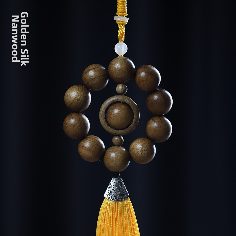 Дървена автомобилна висулка с мъниста от сандалово дърво – етно ретро стил, полирана, пролет 2023 г.