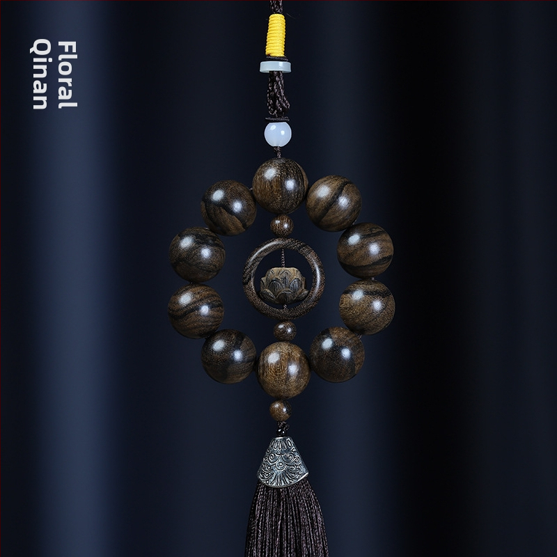 Дървена автомобилна висулка с мъниста от сандалово дърво – етно ретро стил, полирана, пролет 2023 г.