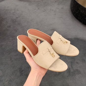 Sieviešu sandales ar vienu siksnu, 6,5 cm pacēlājs, pušķīšu sprādze, apaļš purns, virsējais materiāls: liellā nubuks, zole: gumija, iekšpuse: cūkgaļas āda, vasara 2025