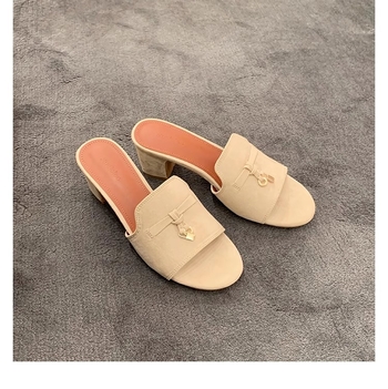 Sieviešu sandales ar vienu siksnu, 6,5 cm pacēlājs, pušķīšu sprādze, apaļš purns, virsējais materiāls: liellā nubuks, zole: gumija, iekšpuse: cūkgaļas āda, vasara 2025