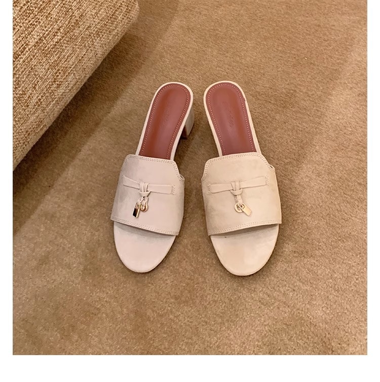 Sieviešu sandales ar vienu siksnu, 6,5 cm pacēlājs, pušķīšu sprādze, apaļš purns, virsējais materiāls: liellā nubuks, zole: gumija, iekšpuse: cūkgaļas āda, vasara 2025