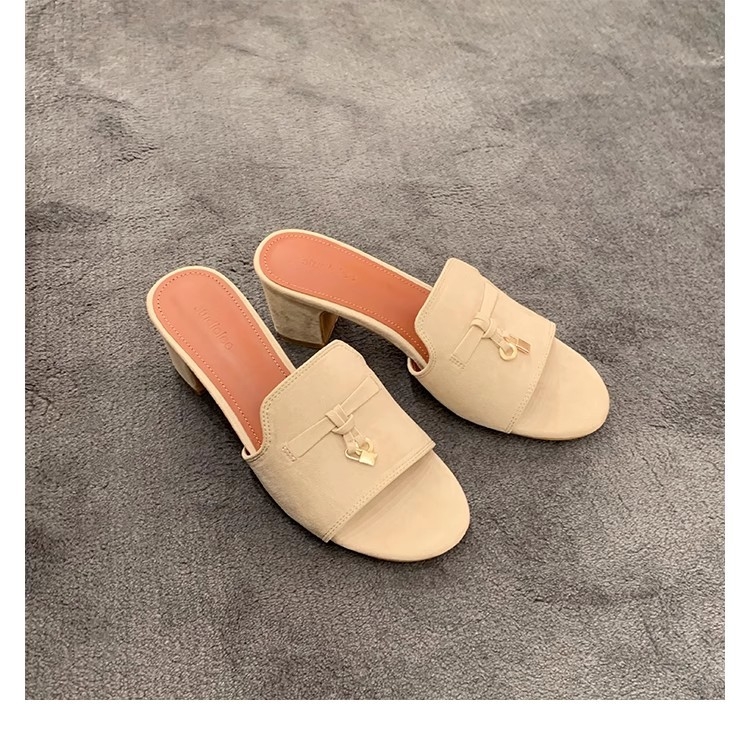 Sieviešu sandales ar vienu siksnu, 6,5 cm pacēlājs, pušķīšu sprādze, apaļš purns, virsējais materiāls: liellā nubuks, zole: gumija, iekšpuse: cūkgaļas āda, vasara 2025