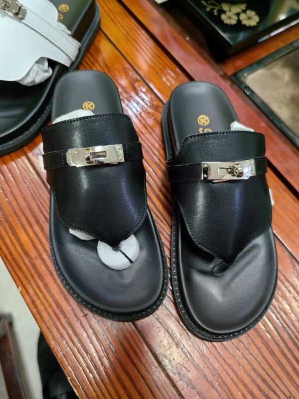 Dāmas ādas sandales ar bieza gumijas zoles, sprādzes siksna, brīvā stila; vamp: liellopa āda; iekšējā odere: mikrošķiedra; zīmols: Meiku sweetheart