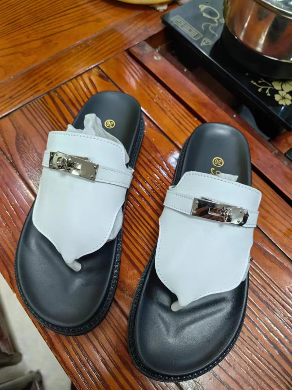 Dāmas ādas sandales ar bieza gumijas zoles, sprādzes siksna, brīvā stila; vamp: liellopa āda; iekšējā odere: mikrošķiedra; zīmols: Meiku sweetheart