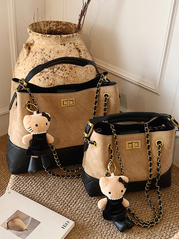 Geantă crossbody bucket din velur cu aspect căptușit (formă orizontal pătrată; închidere cu lacăt; interior laminat cu fermoar; curea simplă)