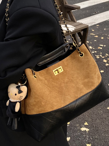 Geantă crossbody bucket din velur cu aspect căptușit (formă orizontal pătrată; închidere cu lacăt; interior laminat cu fermoar; curea simplă)