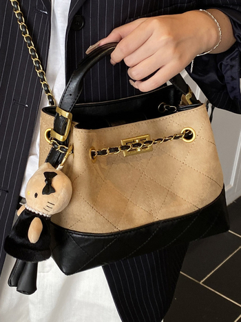 Geantă crossbody bucket din velur cu aspect căptușit (formă orizontal pătrată; închidere cu lacăt; interior laminat cu fermoar; curea simplă)