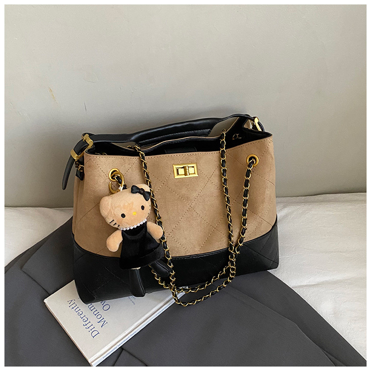 Geantă crossbody bucket din velur cu aspect căptușit (formă orizontal pătrată; închidere cu lacăt; interior laminat cu fermoar; curea simplă)