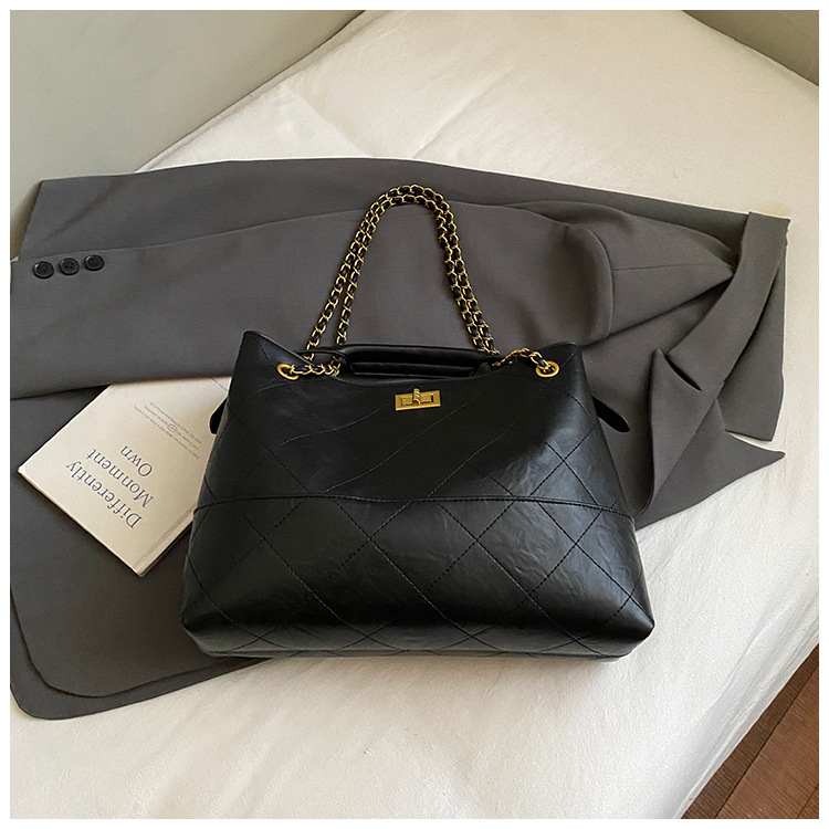 Geantă crossbody bucket din velur cu aspect căptușit (formă orizontal pătrată; închidere cu lacăt; interior laminat cu fermoar; curea simplă)