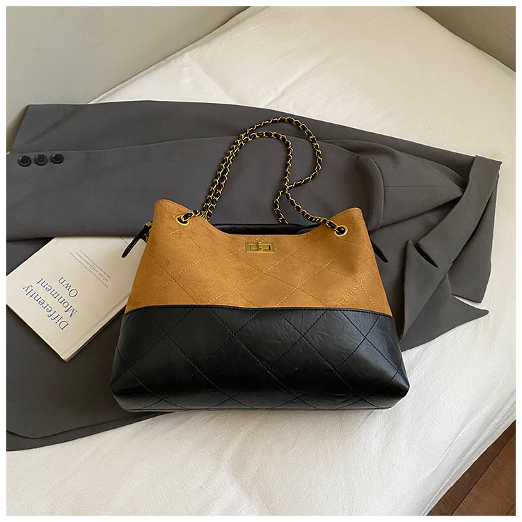 Geantă crossbody bucket din velur cu aspect căptușit (formă orizontal pătrată; închidere cu lacăt; interior laminat cu fermoar; curea simplă)