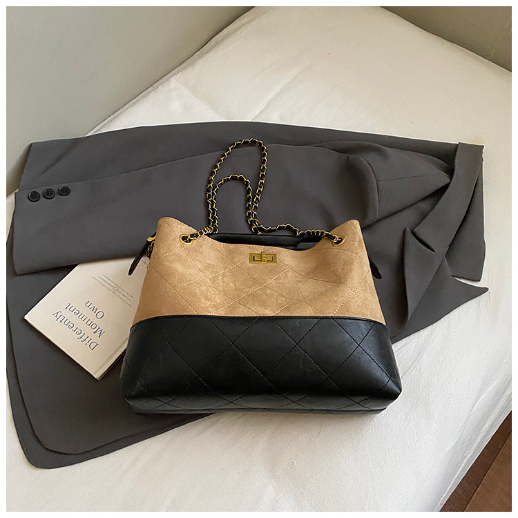 Geantă crossbody bucket din velur cu aspect căptușit (formă orizontal pătrată; închidere cu lacăt; interior laminat cu fermoar; curea simplă)