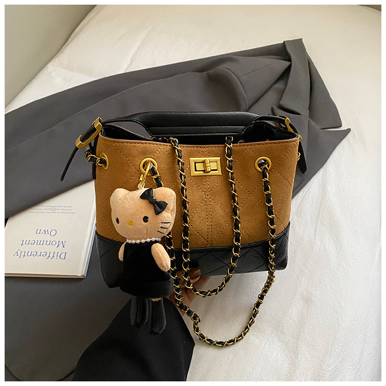 Geantă crossbody bucket din velur cu aspect căptușit (formă orizontal pătrată; închidere cu lacăt; interior laminat cu fermoar; curea simplă)