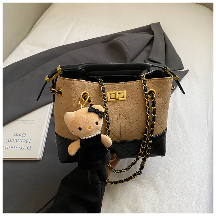 Geantă crossbody bucket din velur cu aspect căptușit (formă orizontal pătrată; închidere cu lacăt; interior laminat cu fermoar; curea simplă)