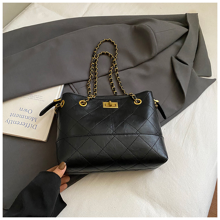 Geantă crossbody bucket din velur cu aspect căptușit (formă orizontal pătrată; închidere cu lacăt; interior laminat cu fermoar; curea simplă)