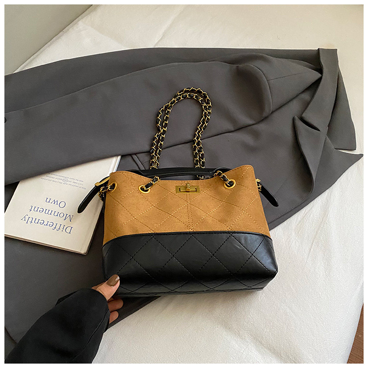 Geantă crossbody bucket din velur cu aspect căptușit (formă orizontal pătrată; închidere cu lacăt; interior laminat cu fermoar; curea simplă)