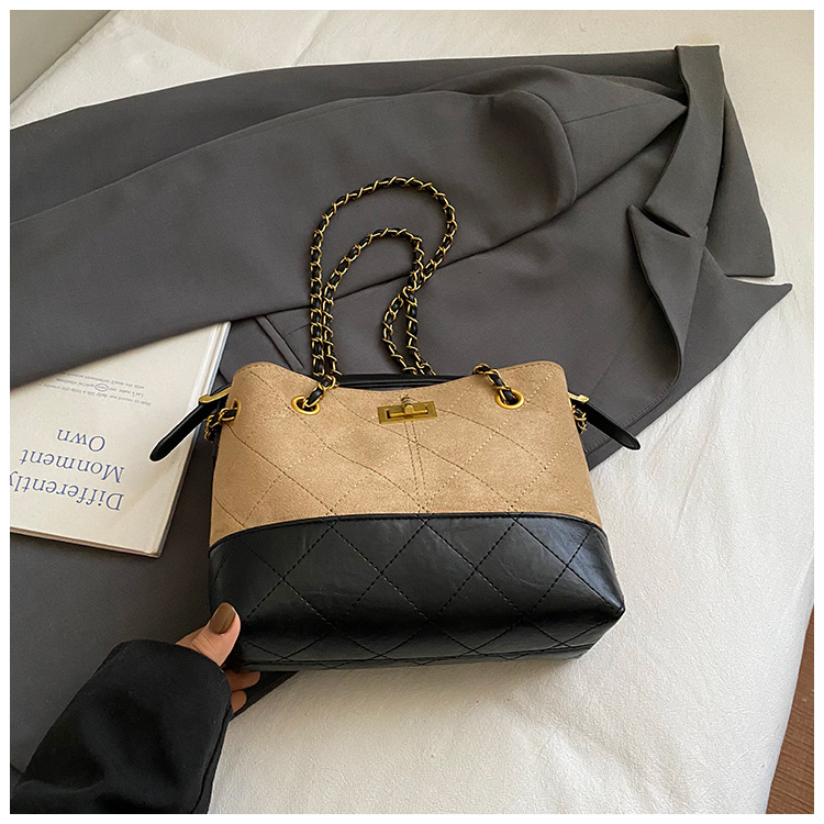 Geantă crossbody bucket din velur cu aspect căptușit (formă orizontal pătrată; închidere cu lacăt; interior laminat cu fermoar; curea simplă)