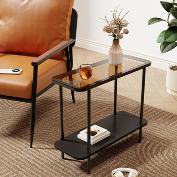 Kavos staliukas su medine rėme ir stikline viršuje, kubo formos, su saugojimo erdve, lengvas prabangos stilius