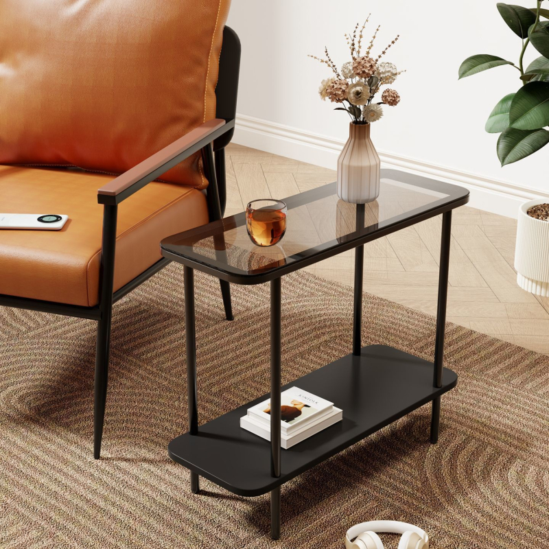 Kavos staliukas su medine rėme ir stikline viršuje, kubo formos, su saugojimo erdve, lengvas prabangos stilius