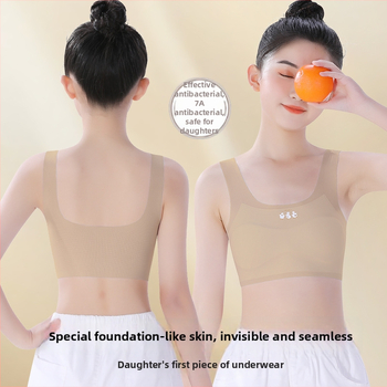 Meitenēm paredzēts apakšveļas komplekts attīstības periodam: bez piedurknēm krekliņš un treniņu krūšturis, neilona/elastāna maisījums 60%/40%, drošības līmenis A, bērniem no 8 gadiem, vasara 2025