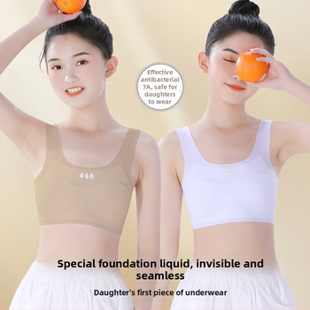 Meitenēm paredzēts apakšveļas komplekts attīstības periodam: bez piedurknēm krekliņš un treniņu krūšturis, neilona/elastāna maisījums 60%/40%, drošības līmenis A, bērniem no 8 gadiem, vasara 2025