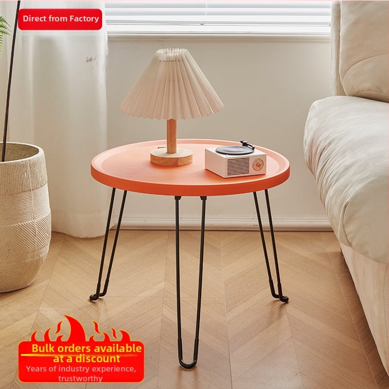 Sulankstomas apvalus plastikinis šoninis staliukas su metaline rėme, tinkamas svetainei ir miegamajam