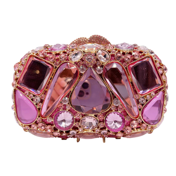 Ötvözetből készült clutch táska, vízszintes négyzet alakú, háromdimenziós kialakítás, mágneses zárás, belső rekesz