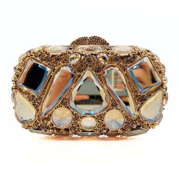 Ötvözetből készült clutch táska, vízszintes négyzet alakú, háromdimenziós kialakítás, mágneses zárás, belső rekesz