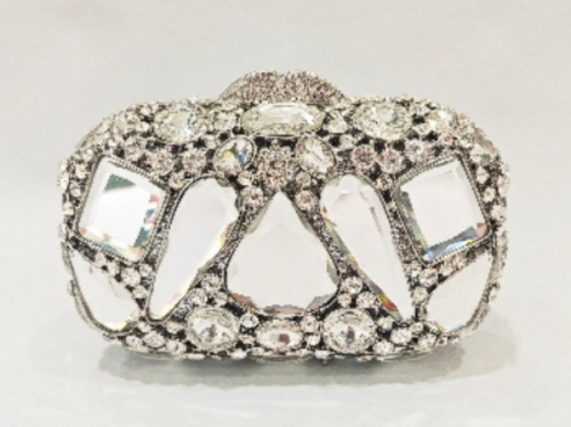 Ötvözetből készült clutch táska, vízszintes négyzet alakú, háromdimenziós kialakítás, mágneses zárás, belső rekesz