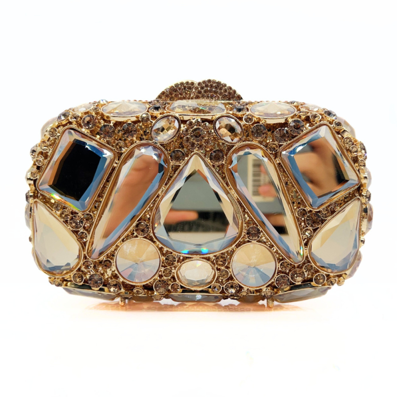 Ötvözetből készült clutch táska, vízszintes négyzet alakú, háromdimenziós kialakítás, mágneses zárás, belső rekesz