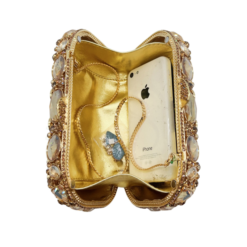 Ötvözetből készült clutch táska, vízszintes négyzet alakú, háromdimenziós kialakítás, mágneses zárás, belső rekesz