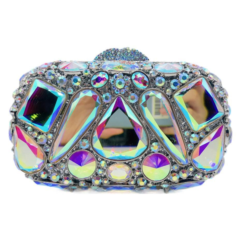 Ötvözetből készült clutch táska, vízszintes négyzet alakú, háromdimenziós kialakítás, mágneses zárás, belső rekesz