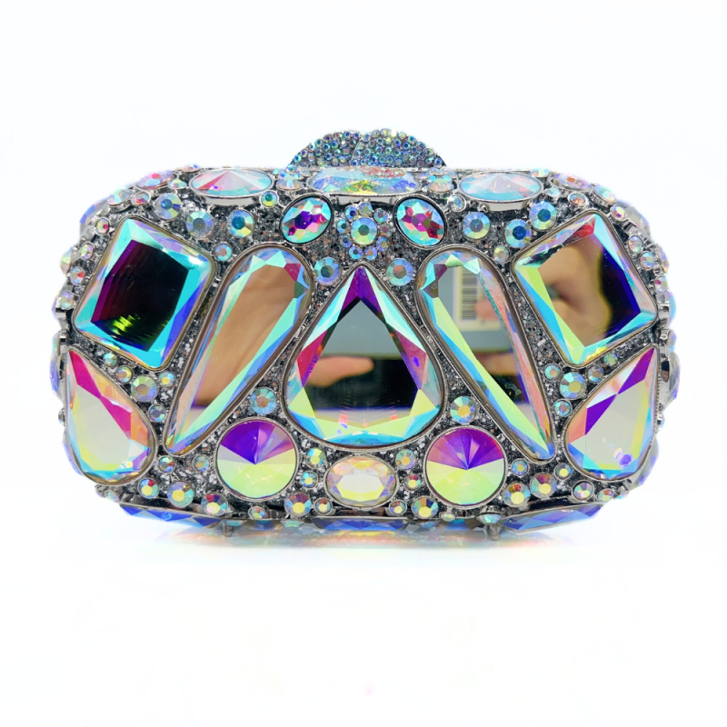 Ötvözetből készült clutch táska, vízszintes négyzet alakú, háromdimenziós kialakítás, mágneses zárás, belső rekesz