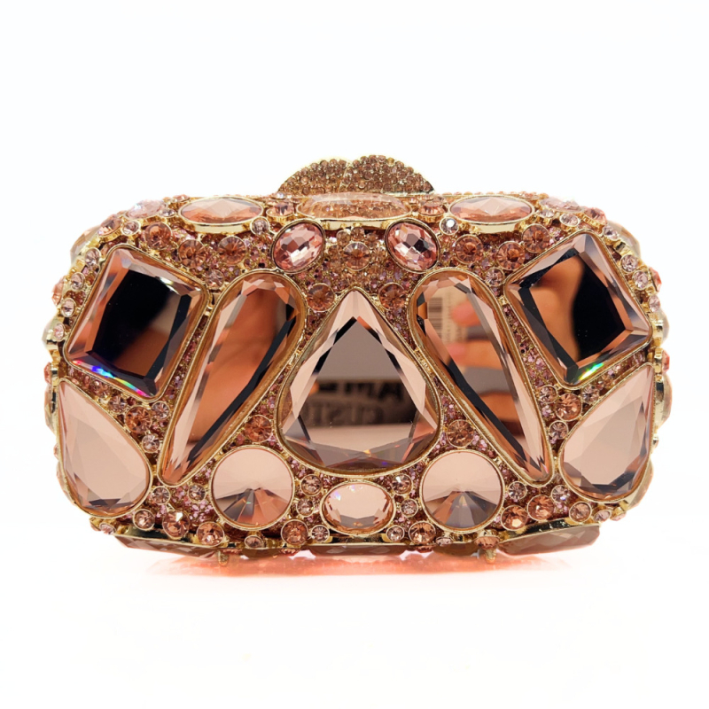 Ötvözetből készült clutch táska, vízszintes négyzet alakú, háromdimenziós kialakítás, mágneses zárás, belső rekesz