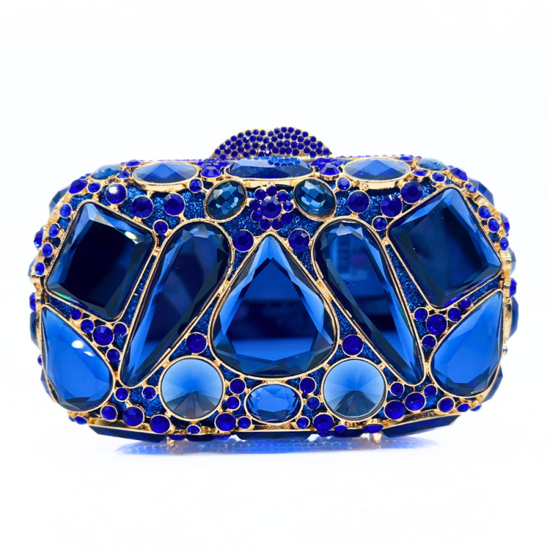 Ötvözetből készült clutch táska, vízszintes négyzet alakú, háromdimenziós kialakítás, mágneses zárás, belső rekesz