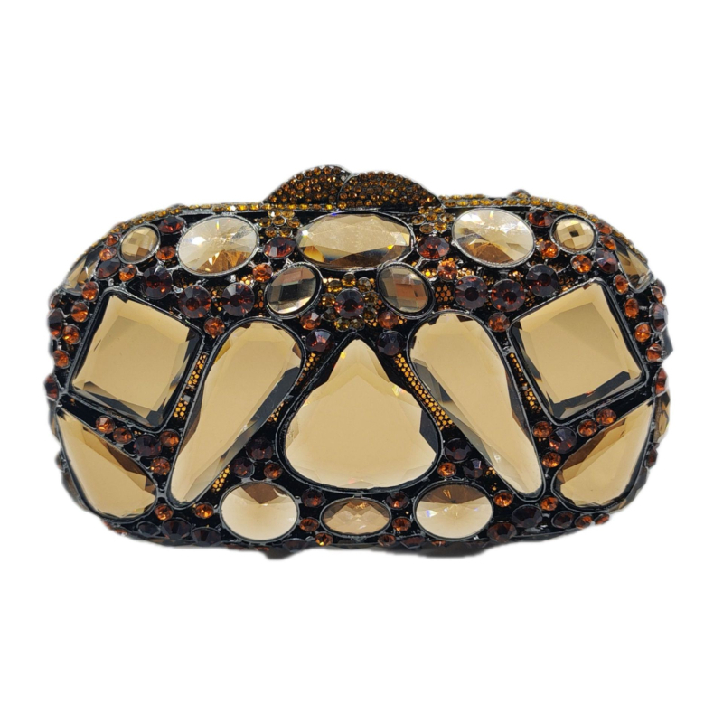 Ötvözetből készült clutch táska, vízszintes négyzet alakú, háromdimenziós kialakítás, mágneses zárás, belső rekesz