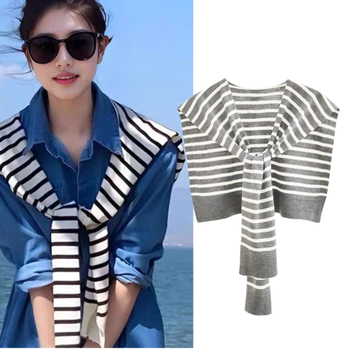 Adīts šalles stilā, ar svītrainu blokrakstu, divējāda izmantošana sievietēm – visu gadalaiku