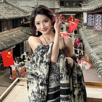 Sievietēm šalle-pelerīna no mākslīgā kašmīra, moderns stils, totem motīvs, adīta